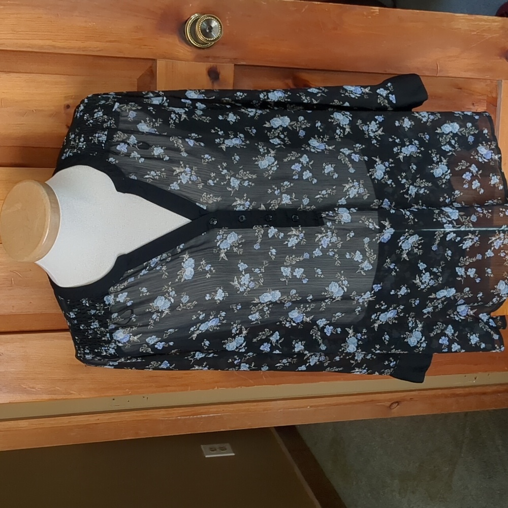 MICHEL studio ladies plus size flowy floral blouse vneck front 3/4 button close